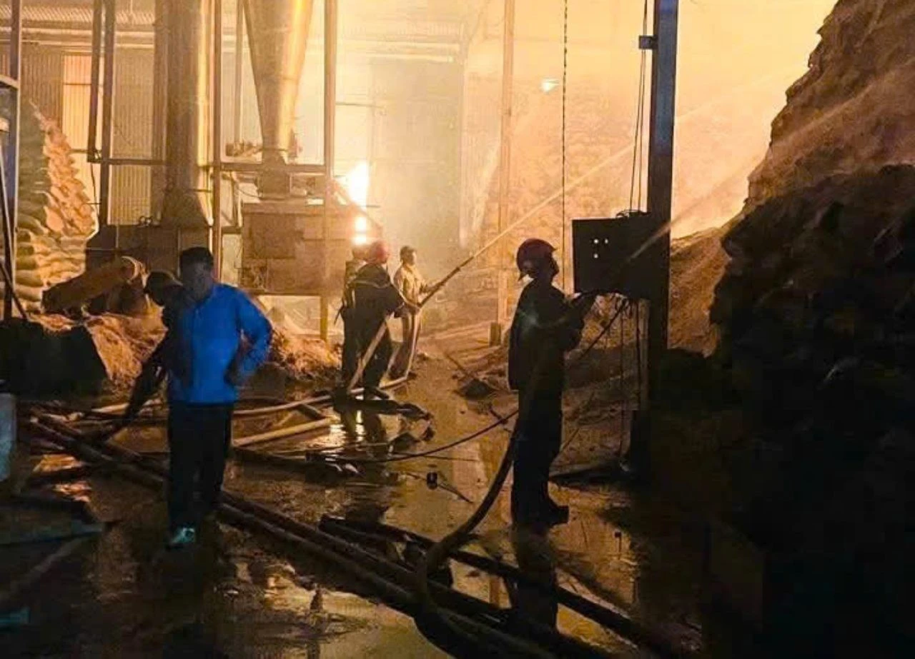 Lực lượng chức năng được huy động để khống chế đám cháy.