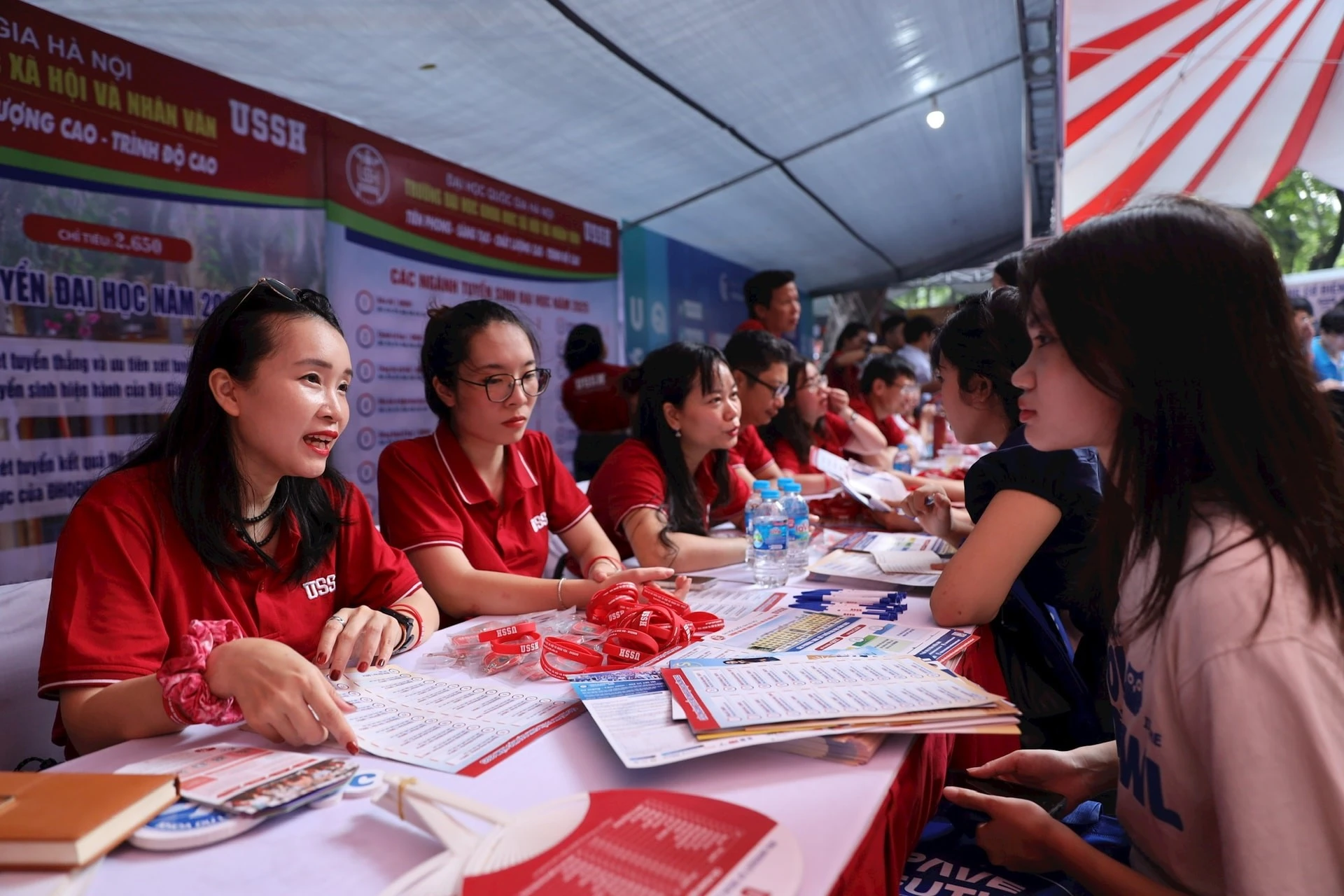 Thí sinh có thể tìm hiểu thông tin xét tuyển tại khoảng 160 gian tư vấn của các trường.