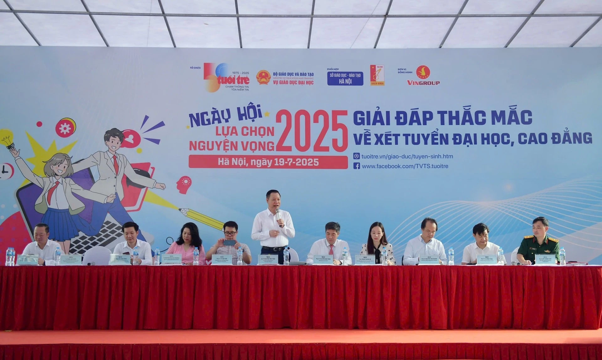 Ban tư vấn trực tiếp giải đáp thí sinh các câu hỏi liên quan đến xét tuyển ĐH, CĐ năm 2025.