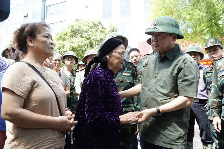Phó Thủ tướng Trần Hồng Hà thăm hỏi, tặng quà gia đình Mẹ Việt Nam Anh hùng Lâm Thị Mèn, ở tổ dân phố Hợp Giang 1 (phường Thục Phán) bị ngập hoàn toàn do mưa lũ. Phó Thủ tướng Trần Hồng Hà thăm hỏi, tặng quà gia đình Mẹ Việt Nam Anh hùng Lâm Thị Mèn, ở tổ dân phố Hợp Giang 1 (phường Thục Phán) bị ngập hoàn toàn do mưa lũ.