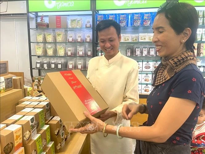 Nhiều sản phẩm mứt, trái cây sấy từ nguyên liệu hữu cơ thu hút người tiêu dùng TP. Hồ Chí Minh. Ảnh: Hương Giang/TTXVN