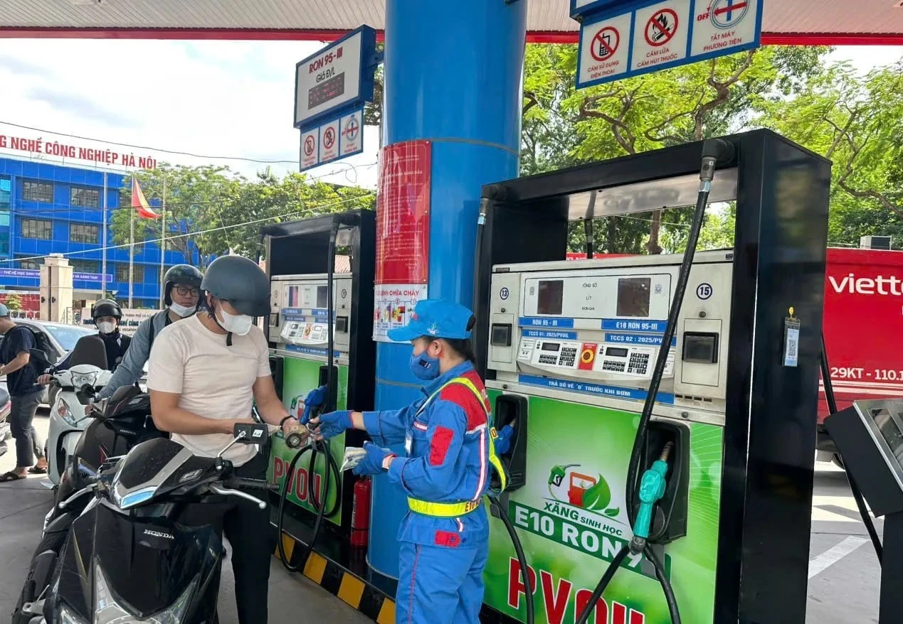 Người tiêu dùng chọn mua xăng E10 tại 1 cây xăng của PVOIL tại Hà Nội.