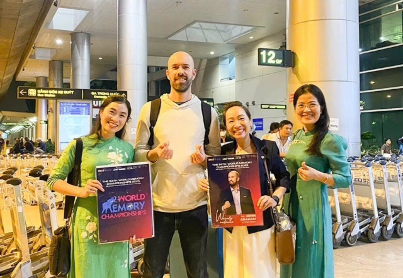 Nhà vô địch Siêu trí nhớ Mỹ John Graham tại sân bay Tân Sơn Nhất.