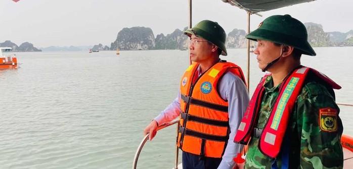 Ông Phạm Đức Ấn, Chủ tịch UBND tỉnh Quảng Ninh, có mặt tại hiện trường để chỉ đạo trực tiếp công tác cứu hộ, đảm bảo an toàn cho du khách và thuyền viên. Ông Phạm Đức Ấn, Chủ tịch UBND tỉnh Quảng Ninh, có mặt tại hiện trường để chỉ đạo trực tiếp công tác cứu hộ, đảm bảo an toàn cho du khách và thuyền viên.