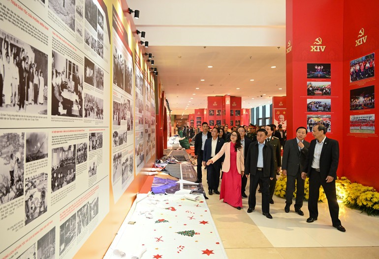 Thường trực Ban Bí thư Trần Cẩm Tú kiểm tra Khu trưng ảnh “Dưới cờ Đảng - đất nước tiến vào kỷ nguyên mới” do Thông tấn xã Việt Nam thực hiện.