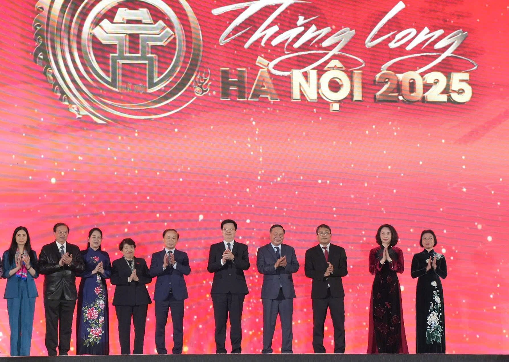 Các đồng chí lãnh đạo Trung ương và thành phố Hà Nội dự lễ khai mạc. Ảnh: Viết Thành