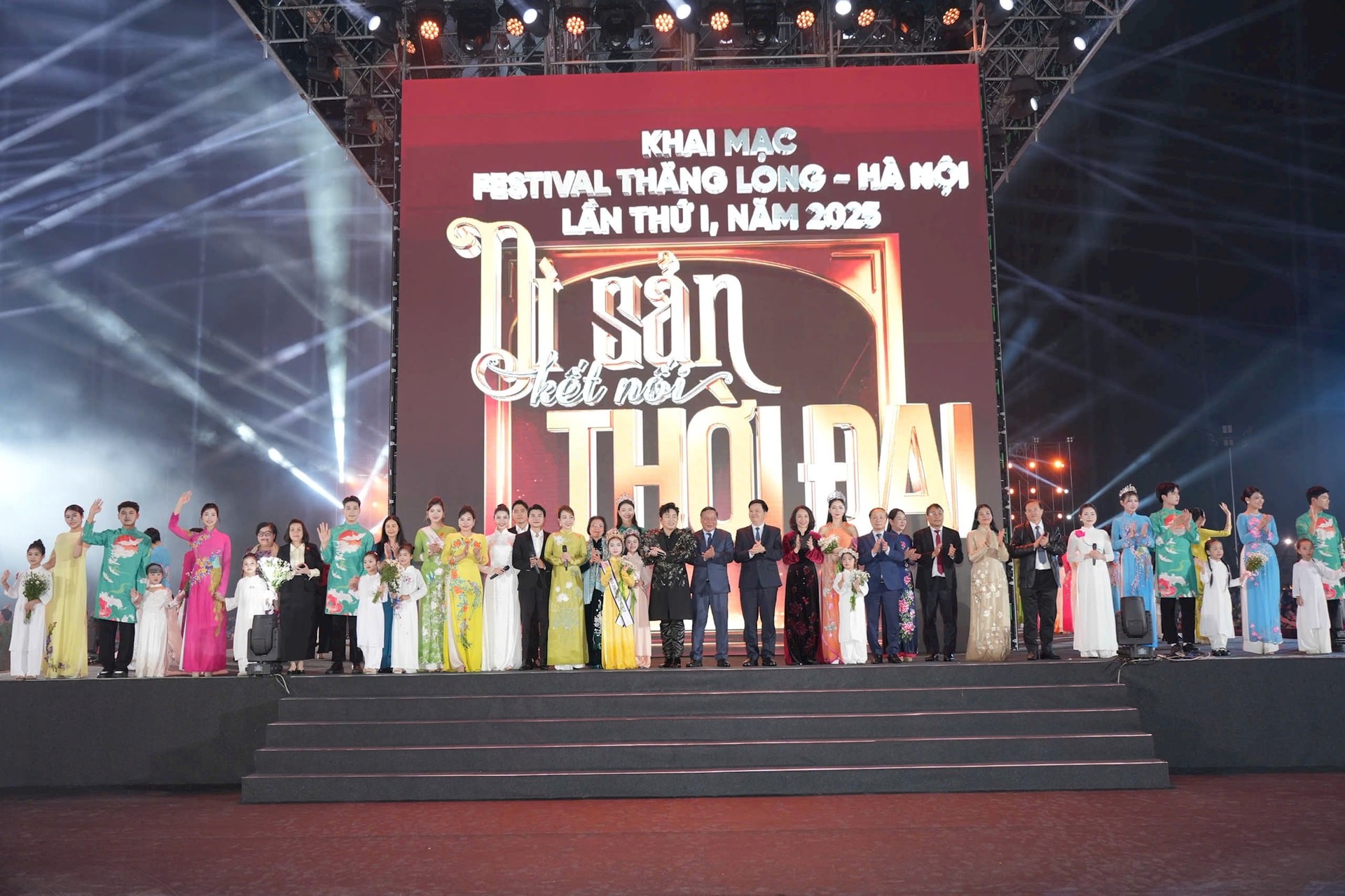 Các đồng chí lãnh đạo Trung ương và thành phố Hà Nội cùng các nghệ sĩ tham dự lễ khai mạc.