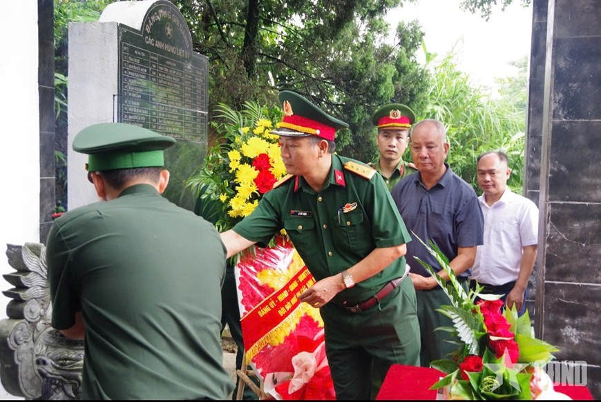 Lãnh đạo Đoàn Kinh tế-Quốc phòng 345 và các đại biểu dâng hương tri ân các Anh hùng liệt sĩ. 26-7-qk1.jpg