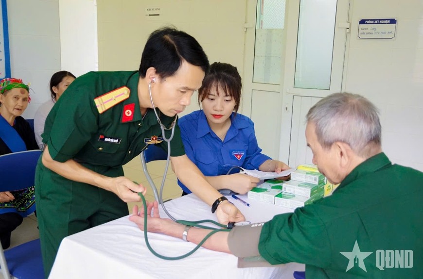 Đoàn Kinh tế-Quốc phòng 345 cử quân y đơn vị thăm khám, chữa bệnh cho người dân. 26-7-qk3.jpg