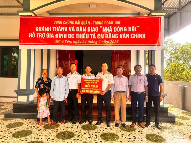 Trung đoàn 196 bàn giao Nhà đồng đội cho quân nhân có hoàn cảnh khó khăn 26-7-ludoan4.jpg