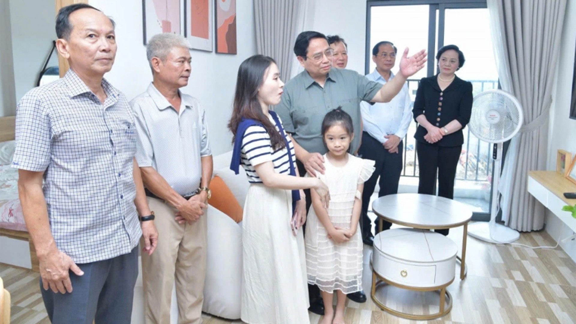 Thủ tướng thăm gia đình tại khu nhà ở xã hội thuộc dự án Ecogarden, thuộc khu Đô thị mới An Vân Dương. 26-7-tham.jpg