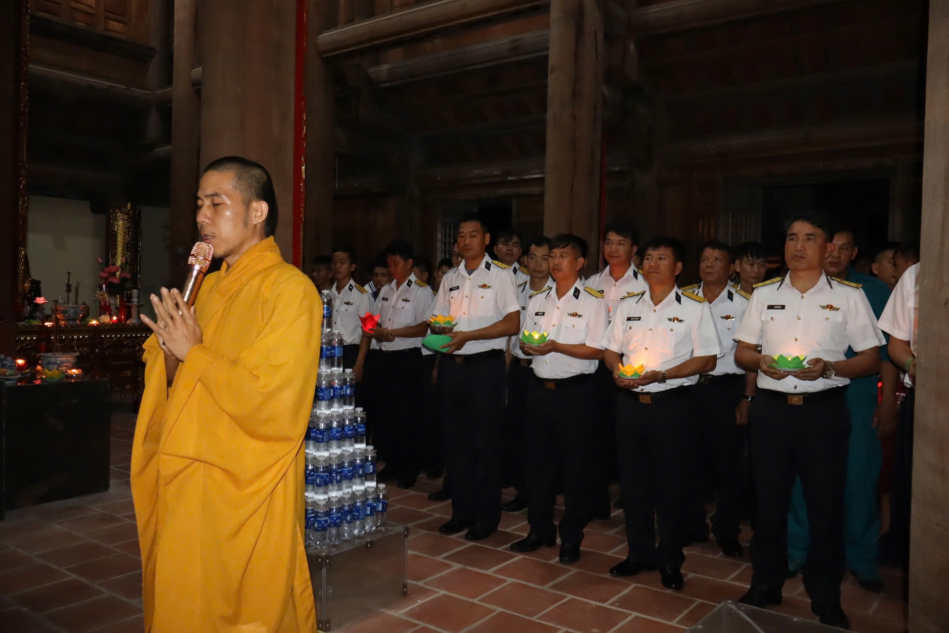 Tại đảo Đá Tây, cán bộ, chiến sĩ và nhân dân thả đèn hoa đăng tưởng nhớ các Anh hùng liệt sĩ 26-7-lu-doan1.jpg