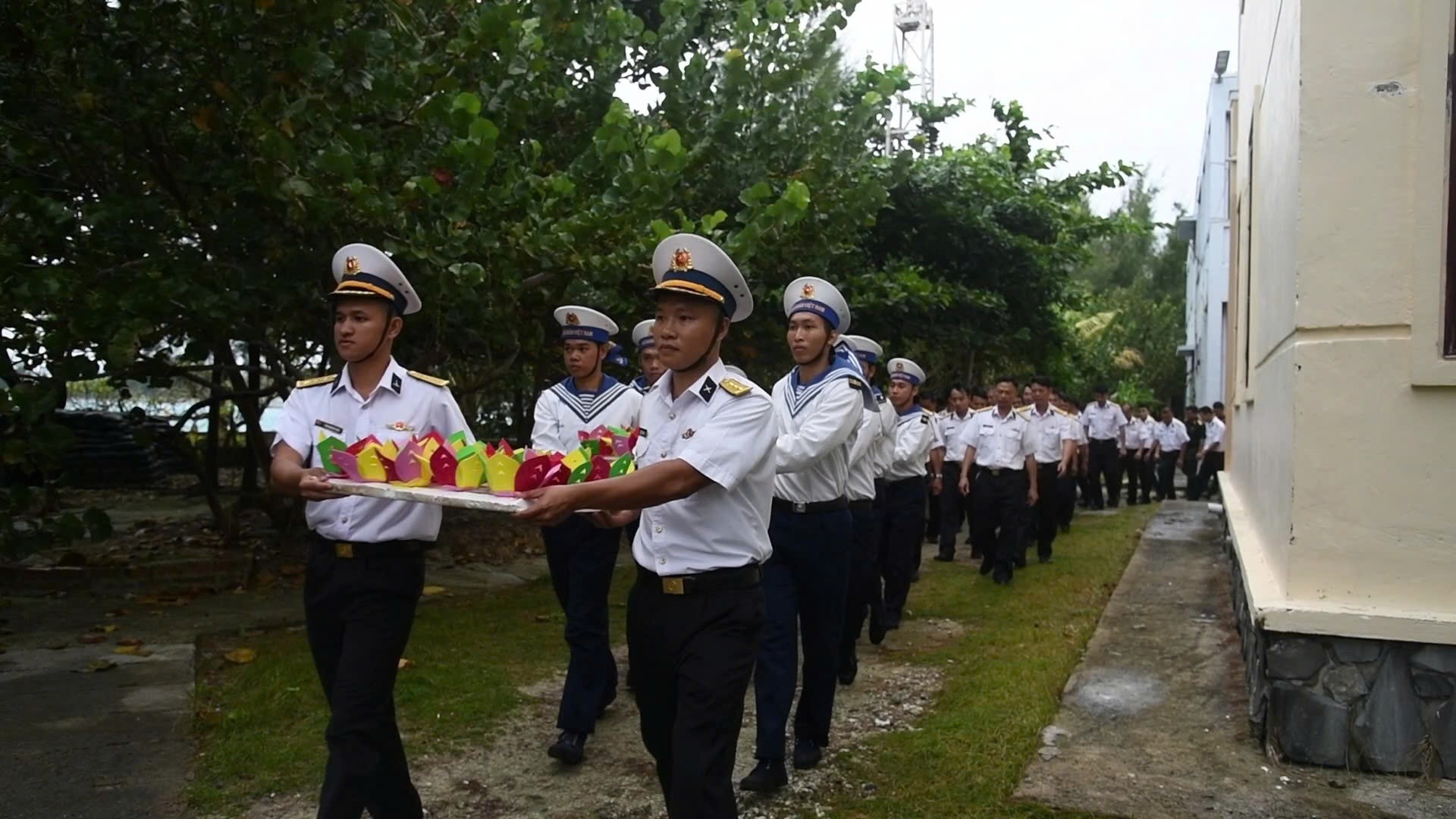 Cán bộ, chiến sĩ đảo Sinh Tồn thả hoa đăng trên biển 26-7-lu-doan2.jpg