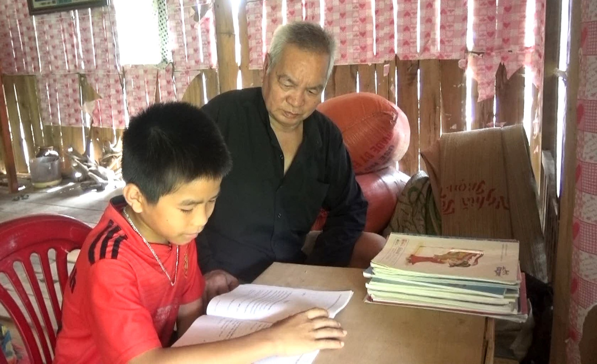 Thương binh Lường Văn Pối vượt qua bệnh tật và tuổi già dạy bảo con cháu trong dòng họ học tập và lao động tốt. 26-7-ongpo.jpg