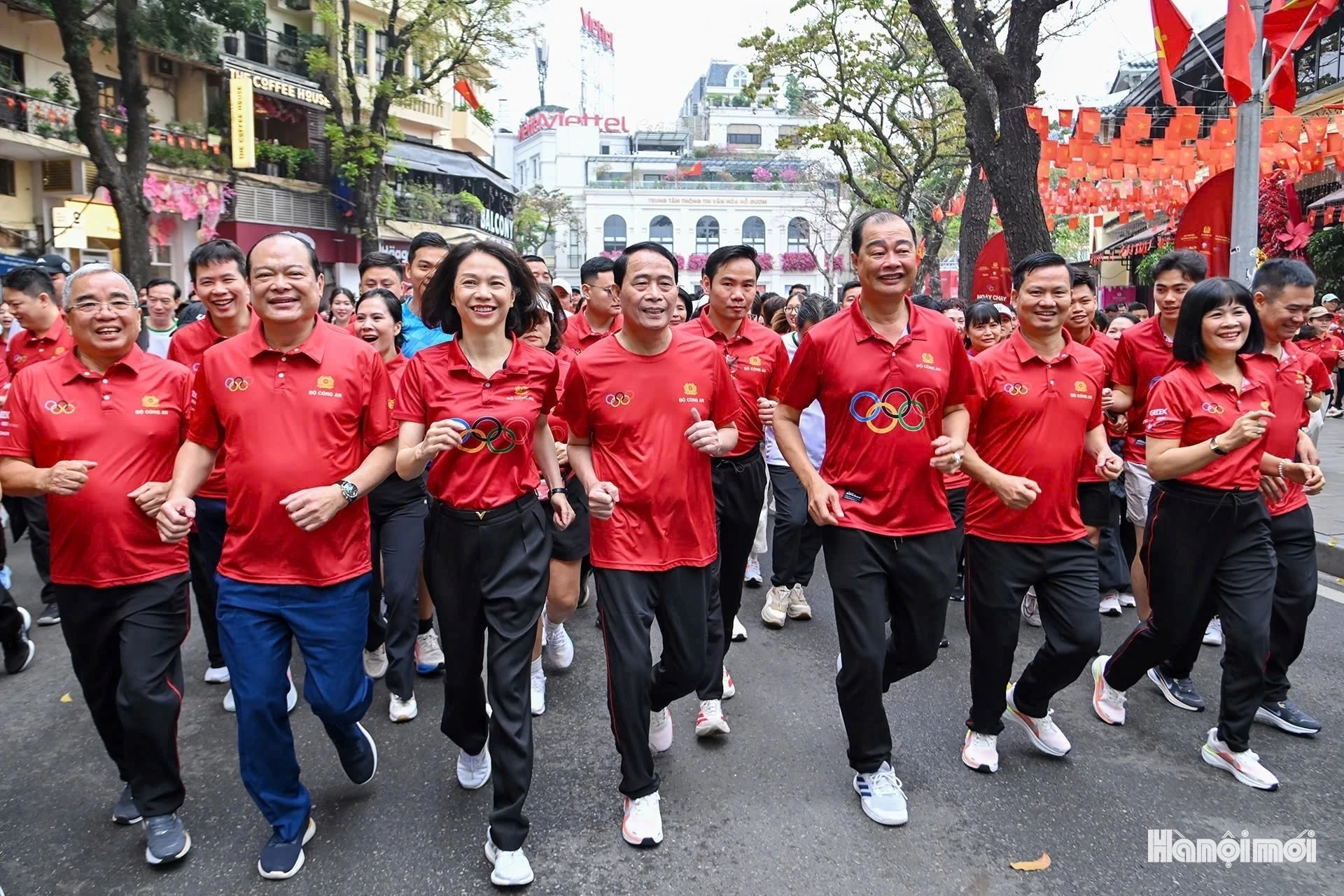 Các đại biểu chạy hưởng ứng tại Ngày chạy Olympic - Vì sức khỏe toàn dân - Vì an ninh Tổ quốc năm 2026.