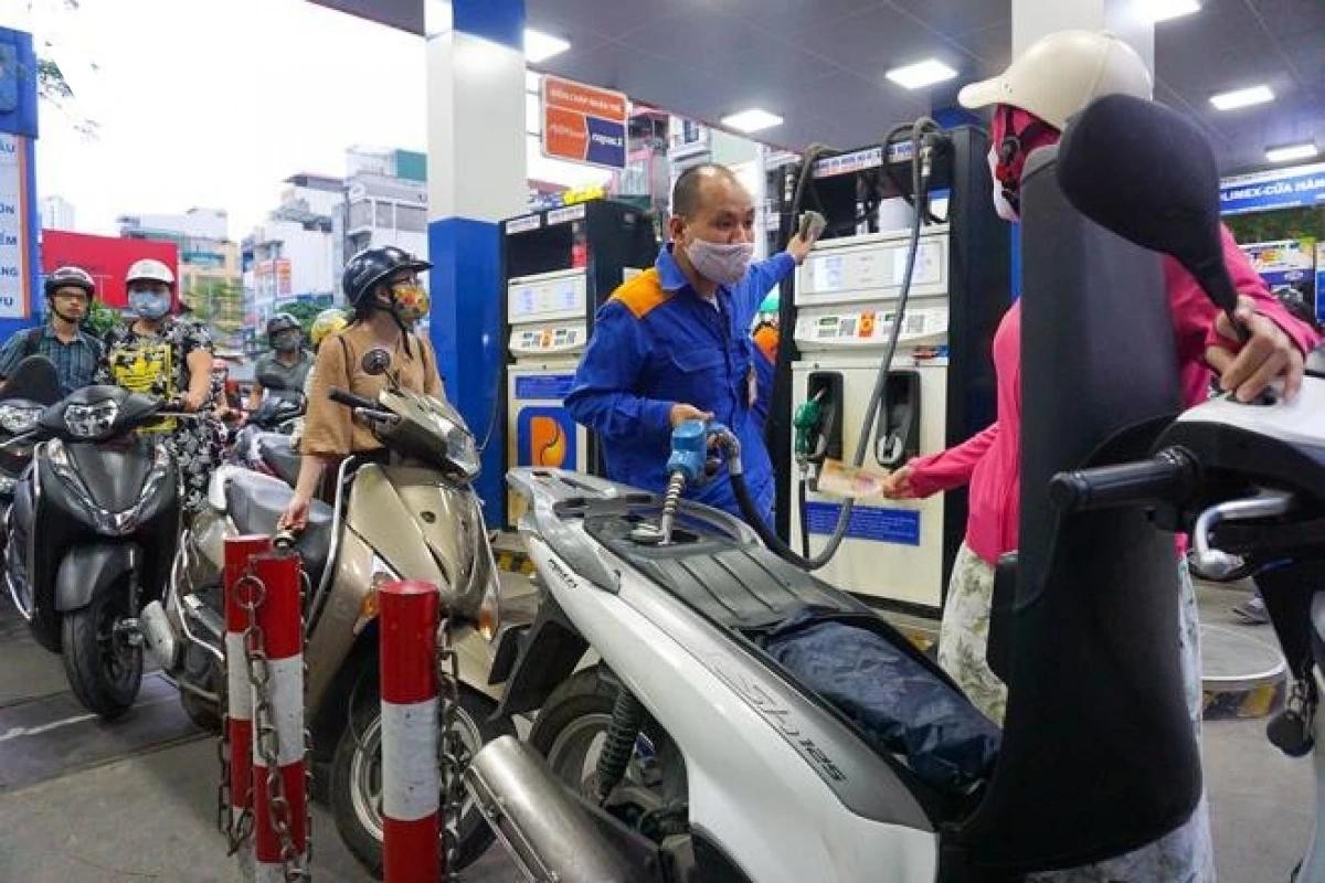 Giá xăng dầu tăng khiến chi phí cho di chuyển cũng tăng theo.