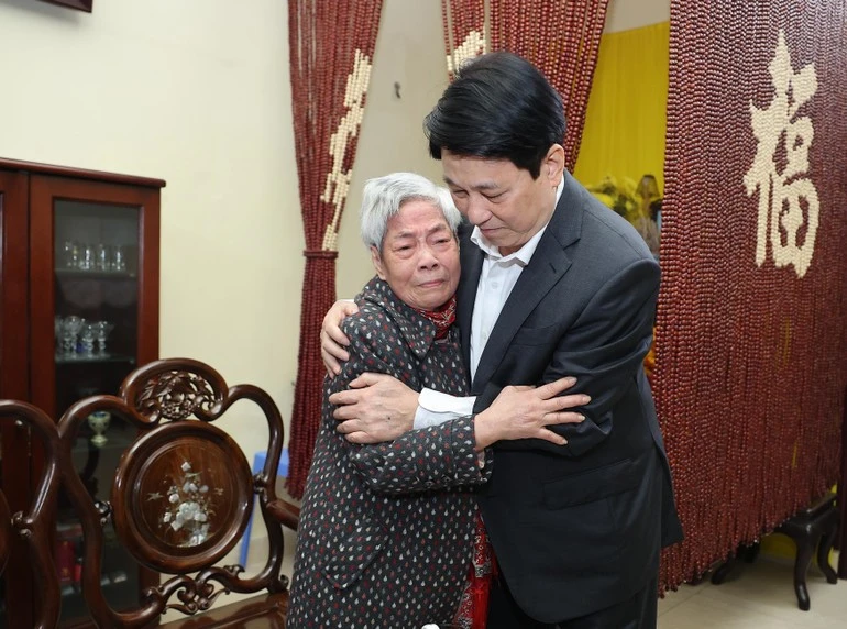 Chủ tịch nước Lương Cường thăm hỏi, động viên Phu nhân Chủ tịch nước Trần Đức Lương.