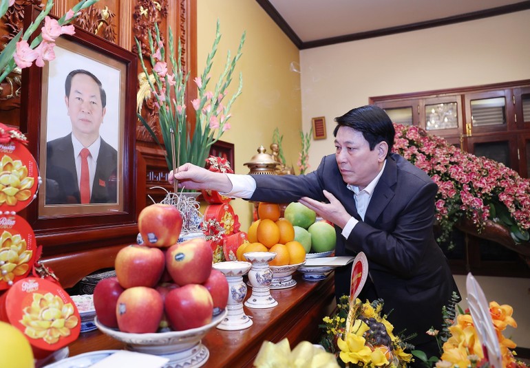 Chủ tịch nước Lương Cường dâng hương tưởng nhớ Chủ tịch nước Trần Đại Quang.