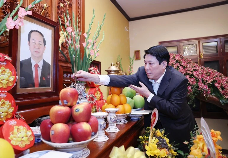 Chủ tịch nước Lương Cường dâng hương tưởng nhớ Chủ tịch nước Trần Đại Quang.