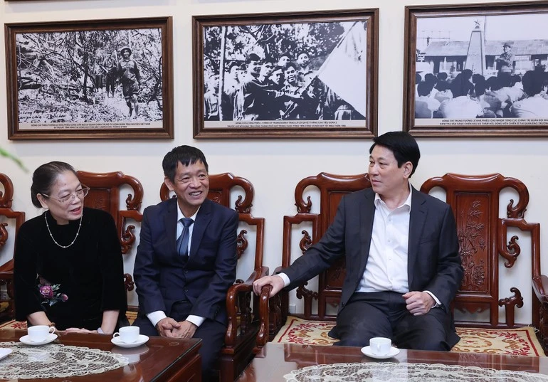 Chủ tịch nước Lương Cường thăm hỏi, chúc Tết gia đình Tổng Bí thư Lê Khả Phiêu.