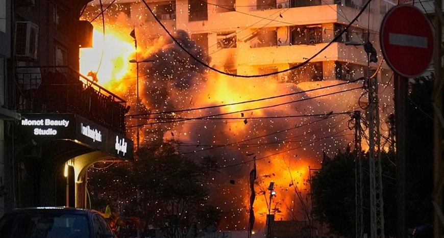 Một tòa nhà phát nổ trong cuộc tấn công của Israel vào trung tâm thủ đô Beirut của Lebanon, ngày 18/3.