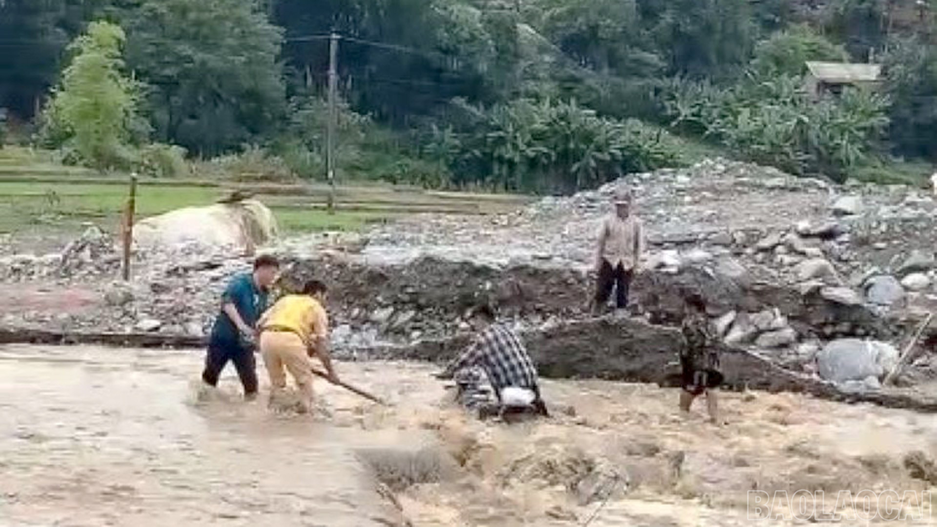 Lực lượng cảnh sát giao thông hỗ trợ người dân đưa tài sản thoát khỏi dòng nước lũ. baolaocai-br_13-7-ho-tro.jpg
