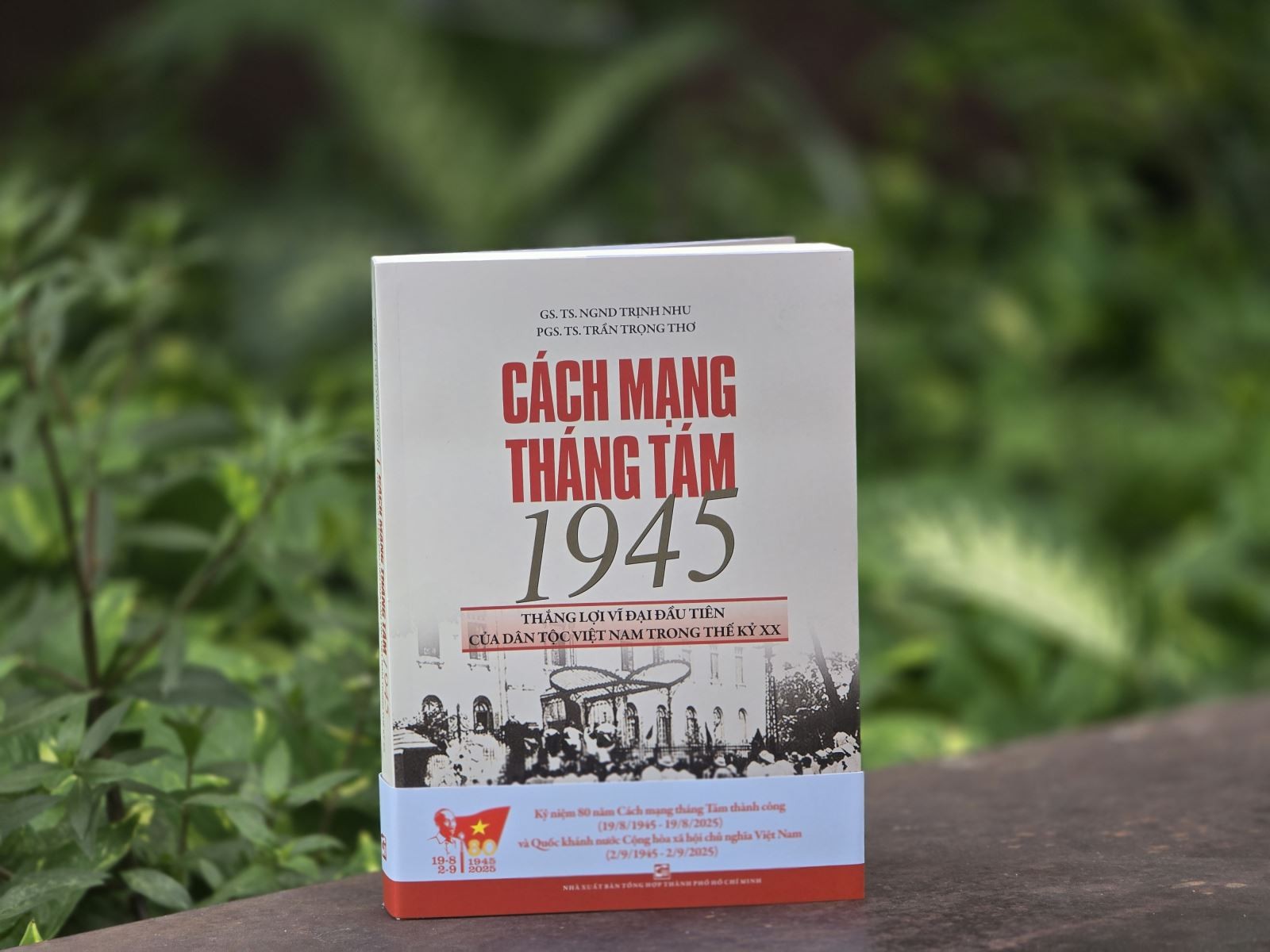 Bìa cuốn sách "Cách mạng Tháng Tám 1945: Thắng lợi vĩ đại đầu tiên của dân tộc Việt Nam". Bìa cuốn sách "Cách mạng Tháng Tám 1945: Thắng lợi vĩ đại đầu tiên của dân tộc Việt Nam".