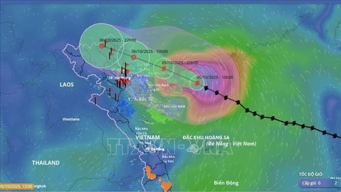 Hướng di chuyển của bão số 11 lúc 13h ngày 5/10.