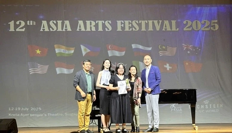 Các thí sinh Việt Nam đạt giải tại Liên hoan Nghệ thuật châu Á lần thứ 12.