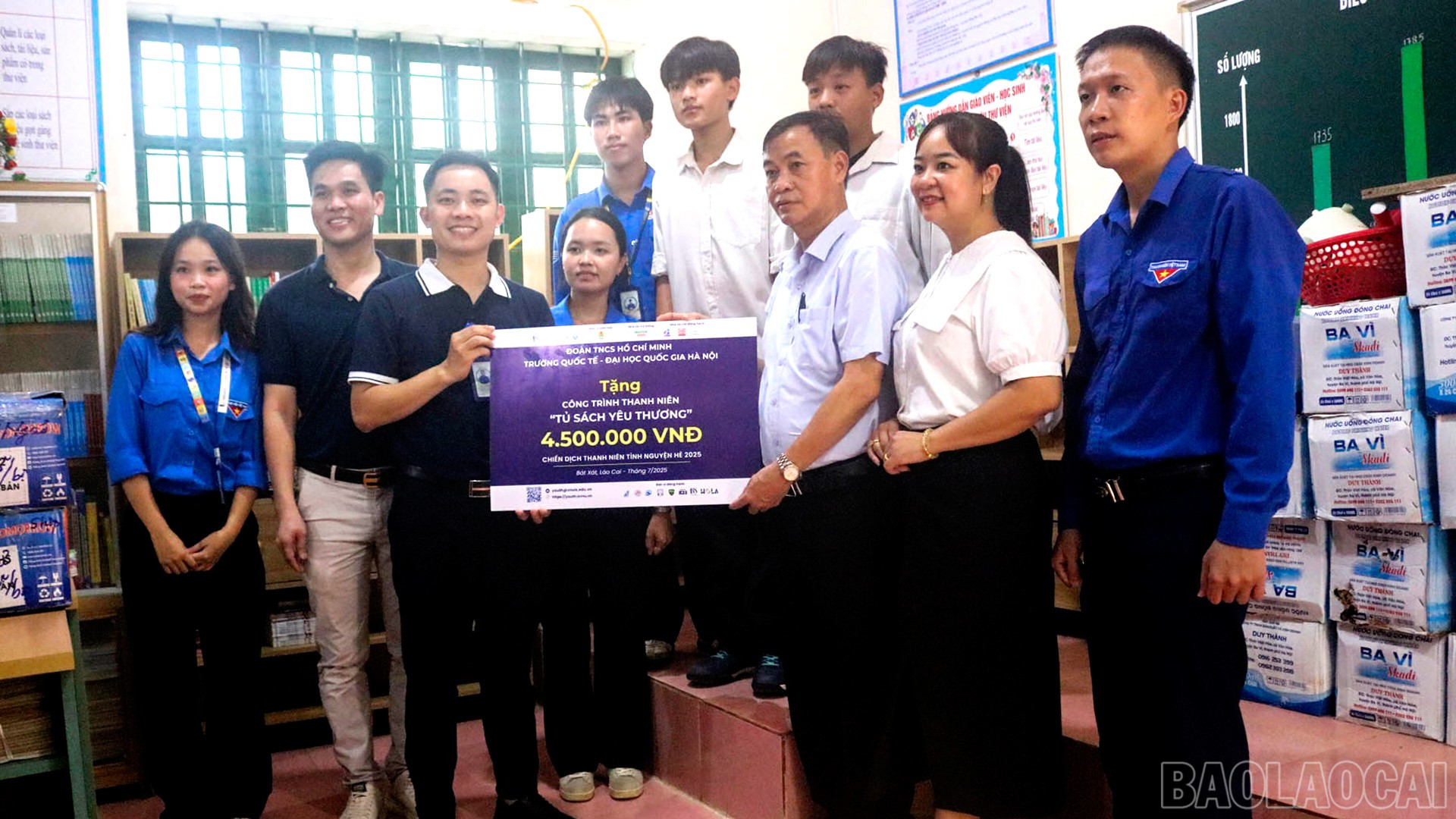 Đoàn Trường Quốc tế - Đại học Quốc gia Hà Nội bàn giao công trình "Tủ sách cho em". baolaocai-br_20-7-ct-tu-sach.jpg
