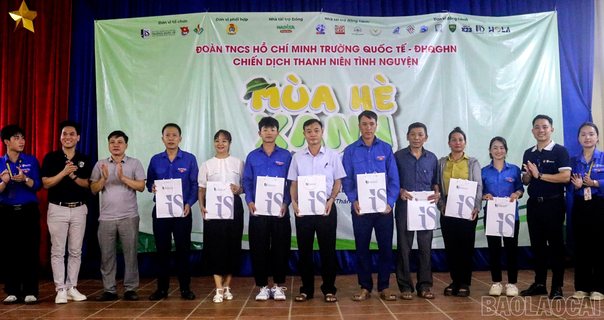 Đoàn Trường Quốc tế - Đại học Quốc gia Hà Nội trao quà cho các đơn vị tham gia Chương trình. baolaocai-br_20-7-ct-trao-qua.jpg