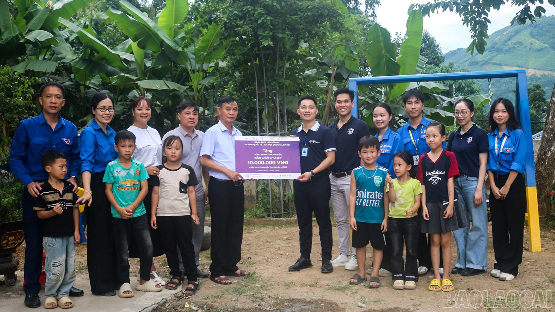 Đoàn Trường Quốc tế - Đại học Quốc gia Hà Nội bàn giao công trình "Sân chơi cho em". baolaocai-br_20-7-ct-san-choi.jpg