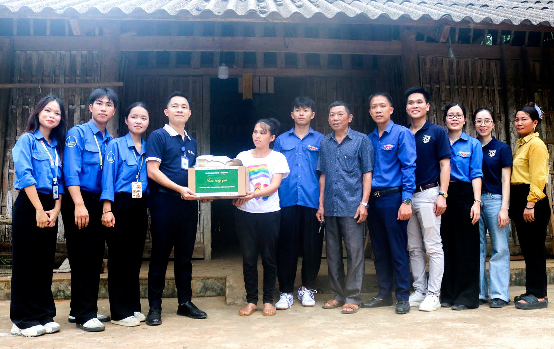Đoàn Trường Quốc tế - Đại học Quốc gia Hà Nội tặng quà cho hộ nghèo. baolaocai-br_20-7-ct-tangqua.jpg