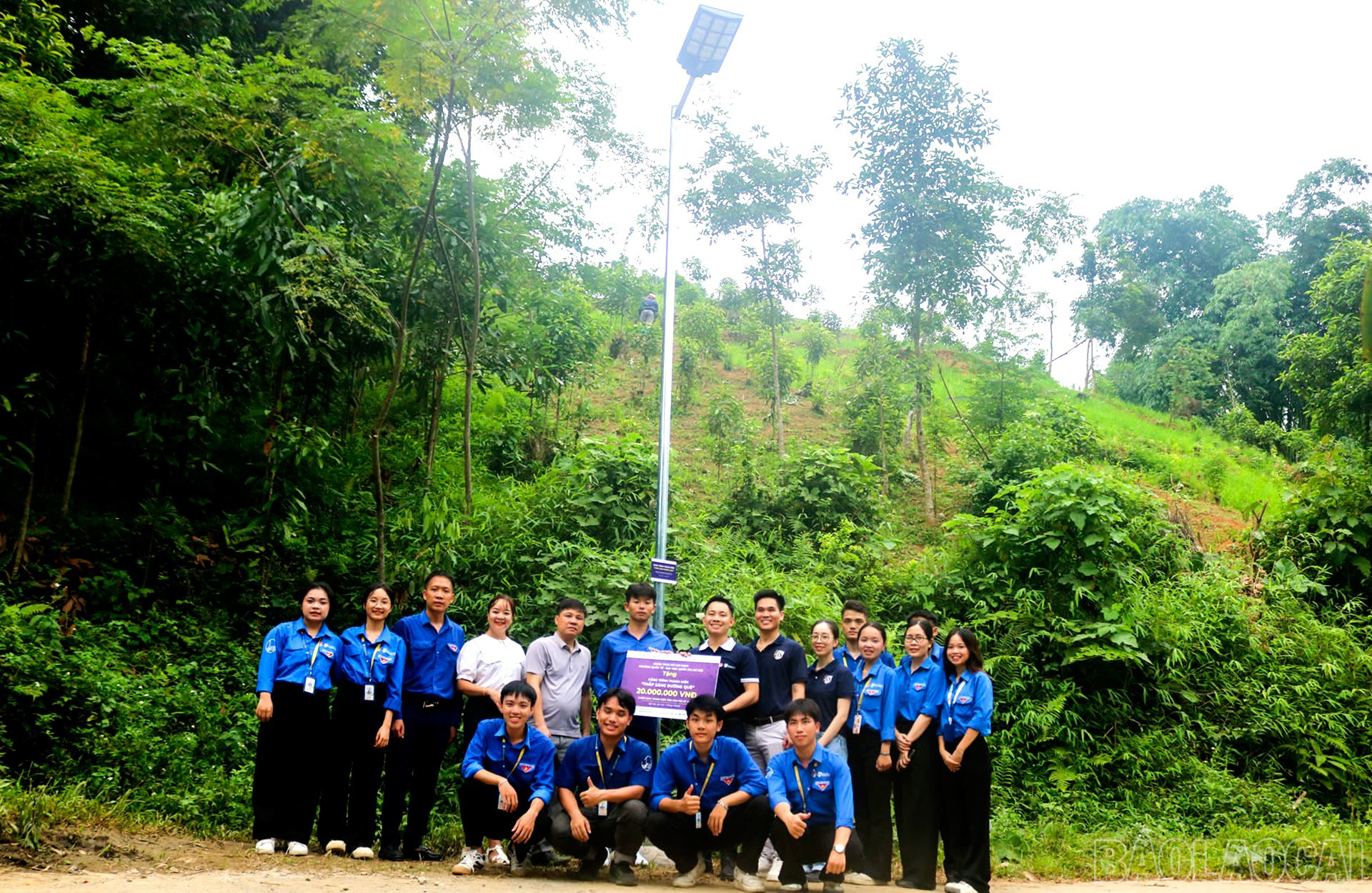 Đoàn Trường Quốc tế - Đại học Quốc gia Hà Nội bàn giao công trình "Thắp sáng đường quê". baolaocai-br_20-7-ct-thap-sang.jpg
