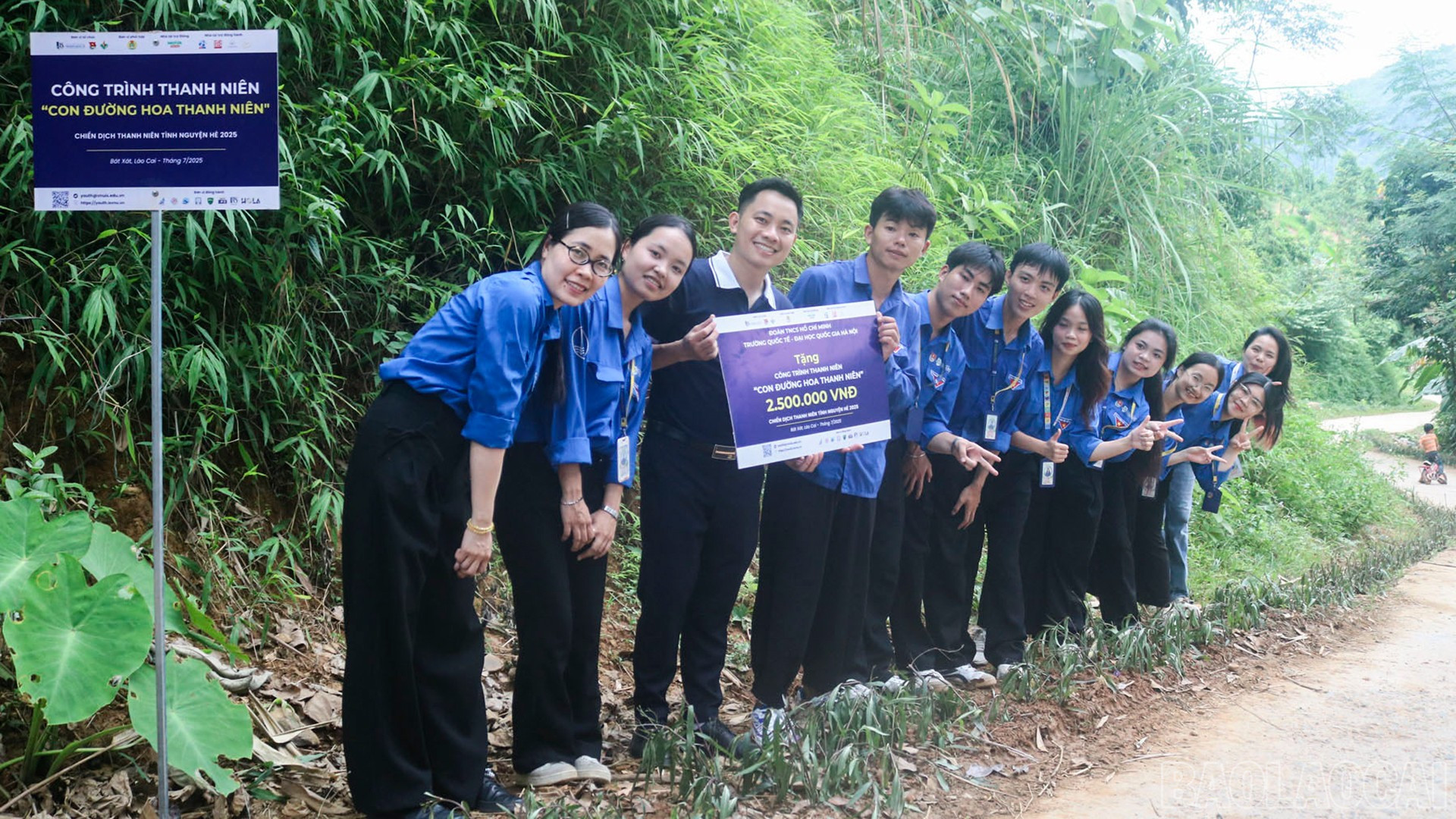 Đoàn Trường Quốc tế - Đại học Quốc gia Hà Nội bàn giao công trình "Đường hoa thanh niên". baolaocai-br_20-7-ct-duonghoa.jpg
