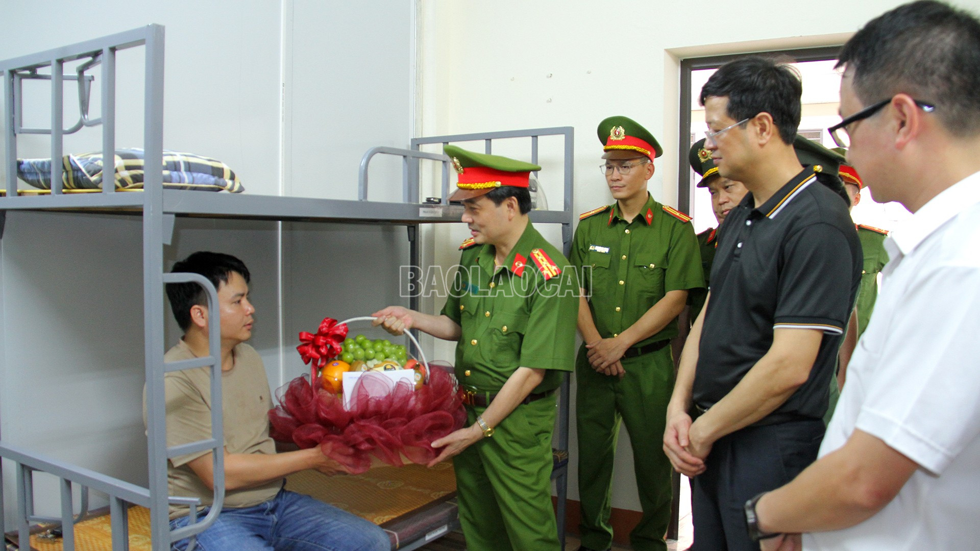 Lãnh đạo Công an tỉnh và các phòng, ban đến thăm và động viên Đại úy Đặng Minh Quang. baolaocai-c_20-7-cong-an2.jpg