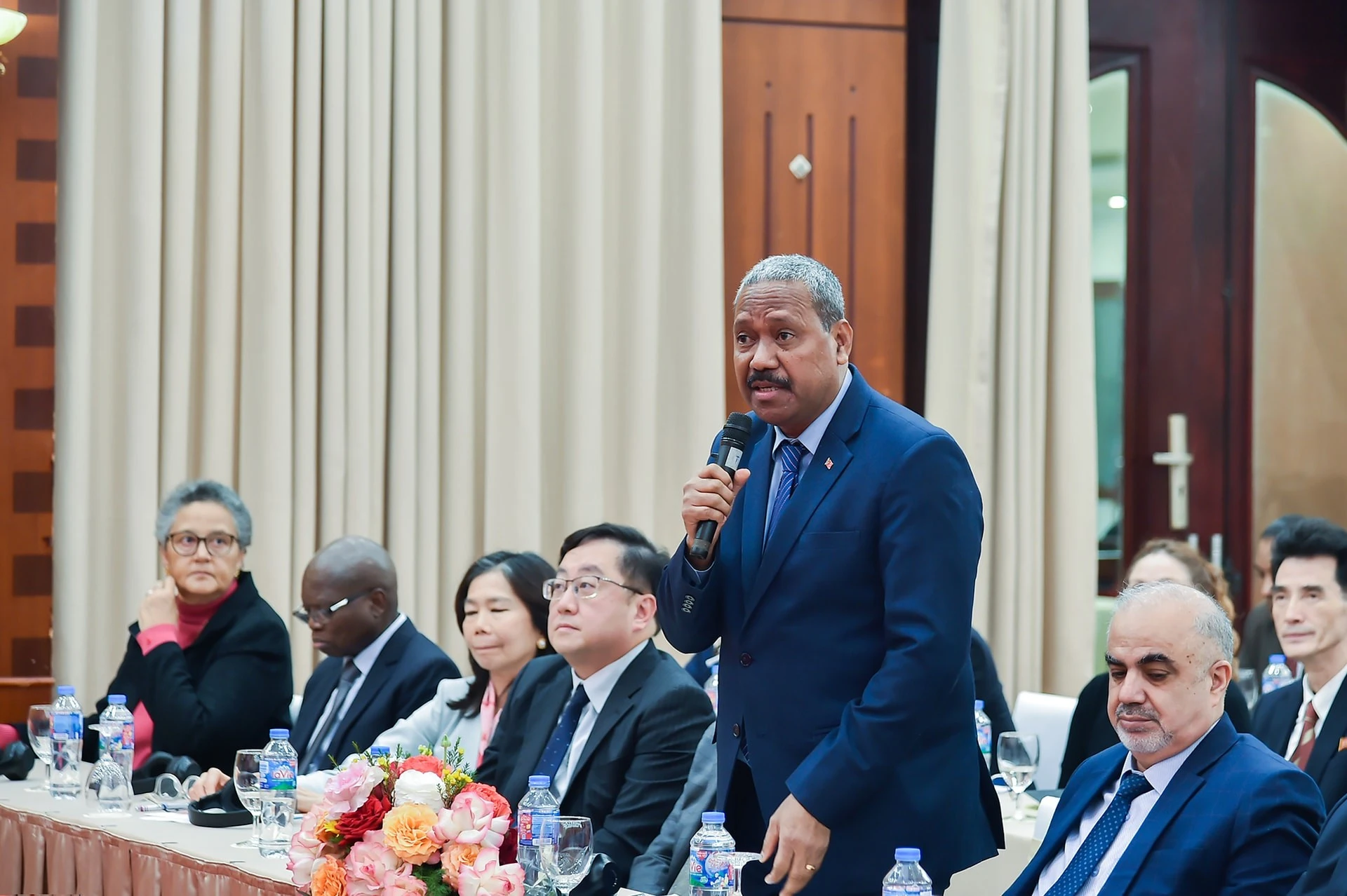 Đại biểu quốc tế chia sẻ ý kiến tại buổi làm việc. Ảnh: Bộ Ngoại giao cung cấp.