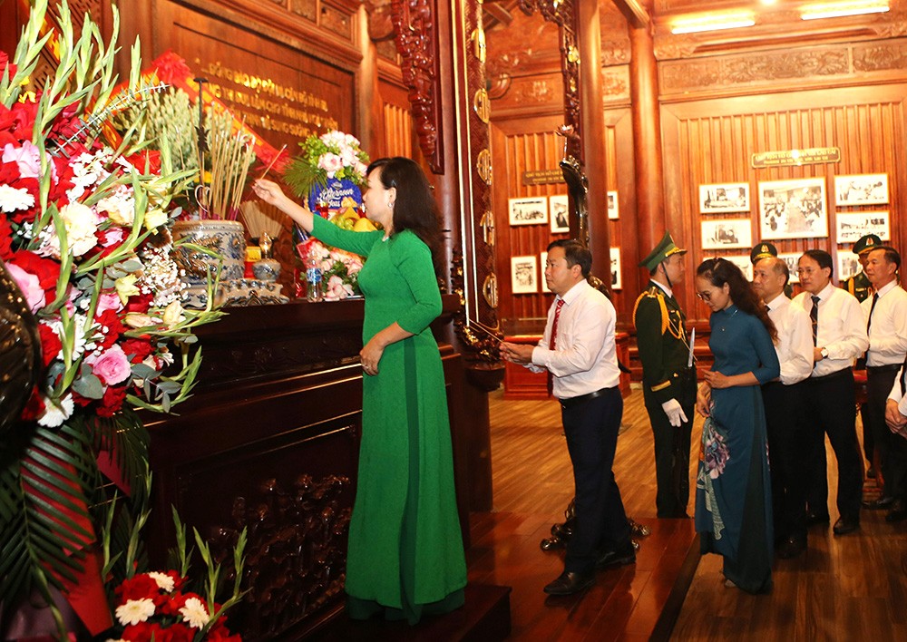 Các đại biểu dâng hương. 27-9-daibieu.jpg