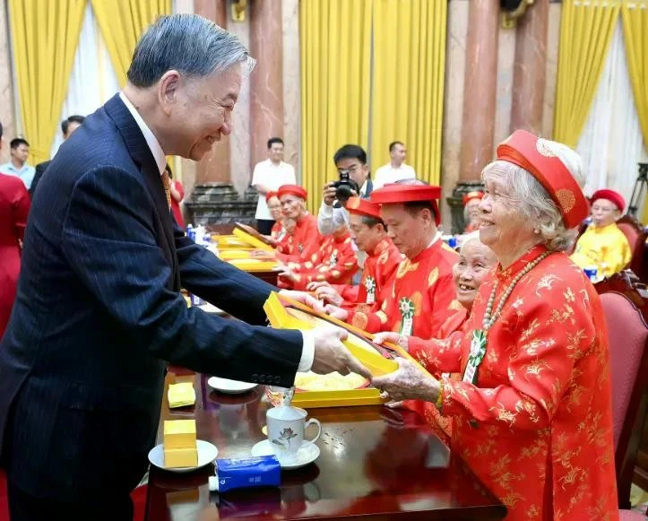Tổng Bí thư, Chủ tịch nước Tô Lâm trao quà tặng các đại biểu người cao tuổi. Ảnh: Nhân Dân