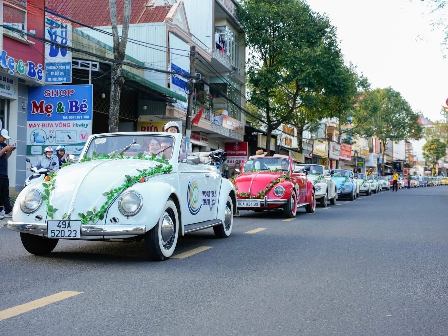 Đoàn xe cổ cũng tham gia diễu hành trên đường phố Đà Lạt trong khuôn khổ Lễ hội Trà quốc tế 2025.