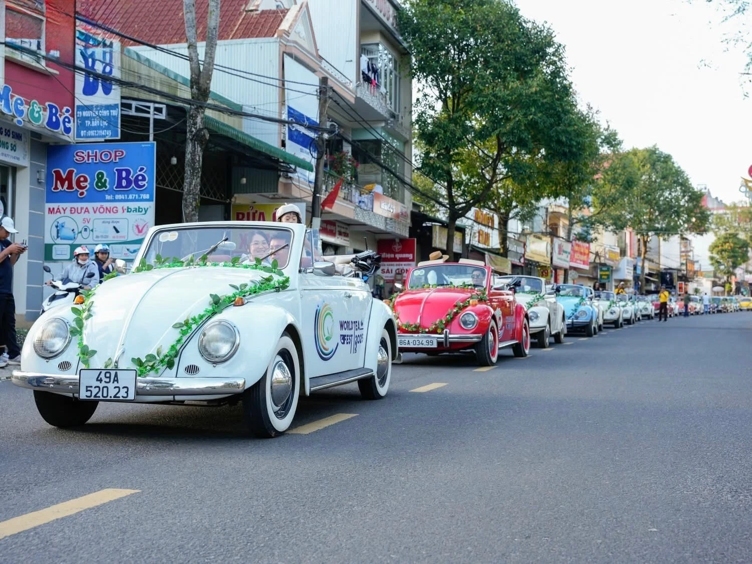 Đoàn xe cổ cũng tham gia diễu hành trên đường phố Đà Lạt trong khuôn khổ Lễ hội Trà quốc tế 2025.