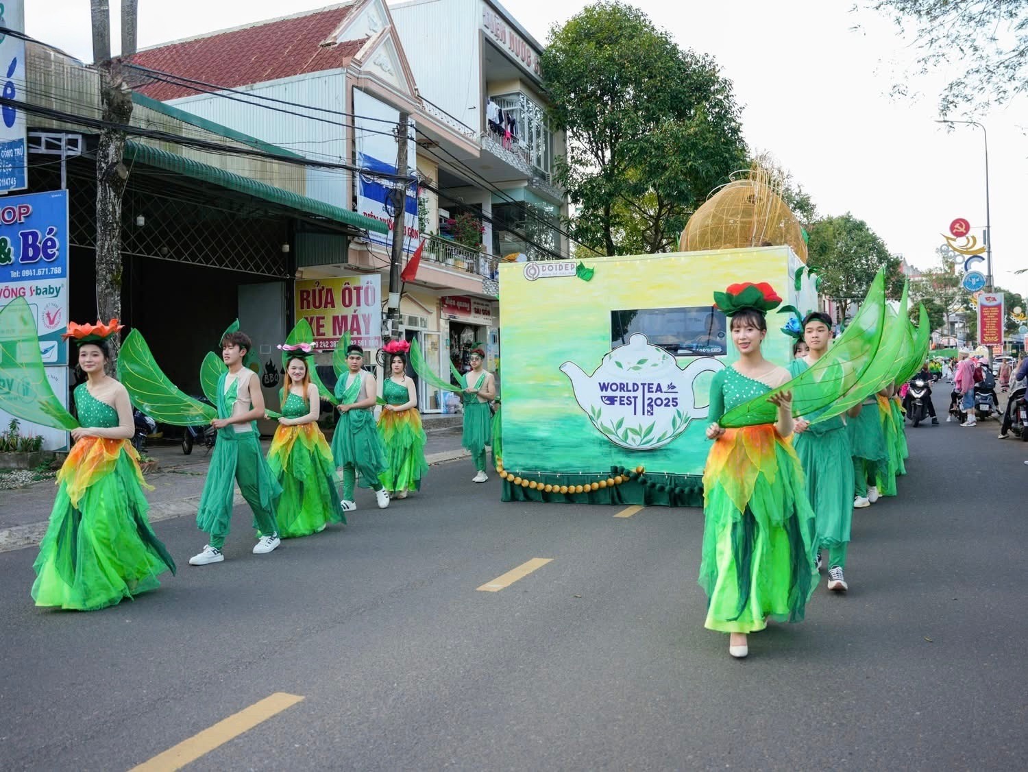 Hoạt động diễu hành thu hút sự quan tâm của du khách và người dân.