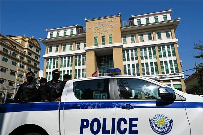 Cảnh sát gác bên ngoài Tòa án thành phố Phnom Penh, Campuchia.