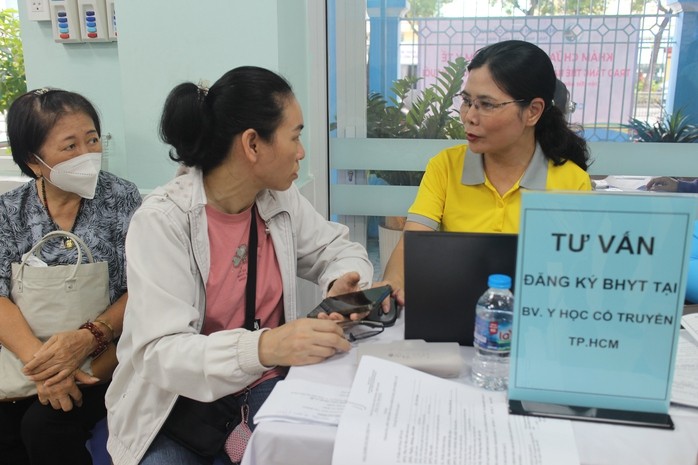 Người dân TP. Hồ Chí Minh khám chữa bệnh bằng BHYT.