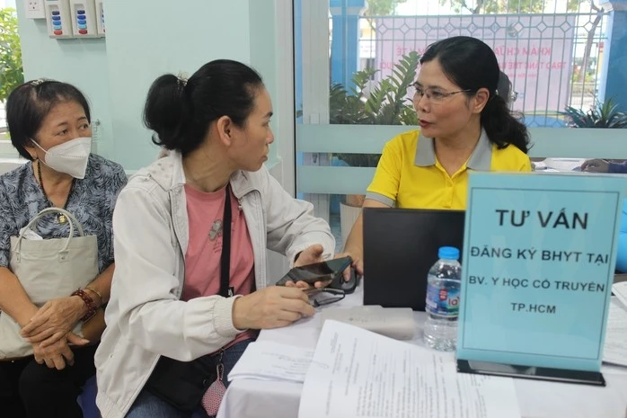 Người dân TP. Hồ Chí Minh khám chữa bệnh bằng BHYT.