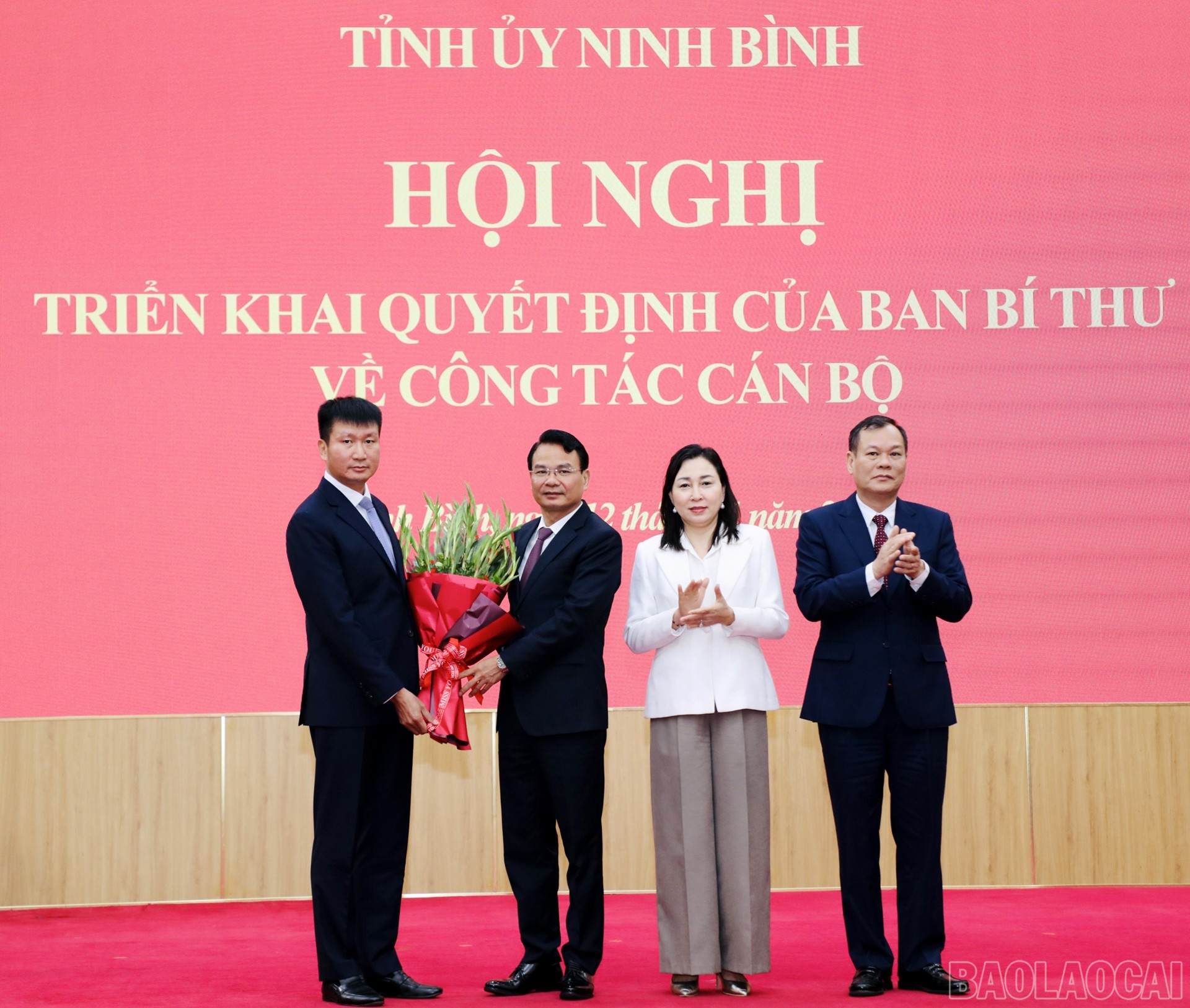 Các đồng chí Thường trực Tỉnh ủy Ninh Bình tặng hoa chúc mừng đồng chí Phó Bí thư Tỉnh ủy Ninh Bình Trần Huy Tuấn.