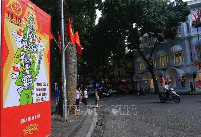 Các tấm pano, cờ hoa tại ngã tư Hàng Khay - Bà Triệu.