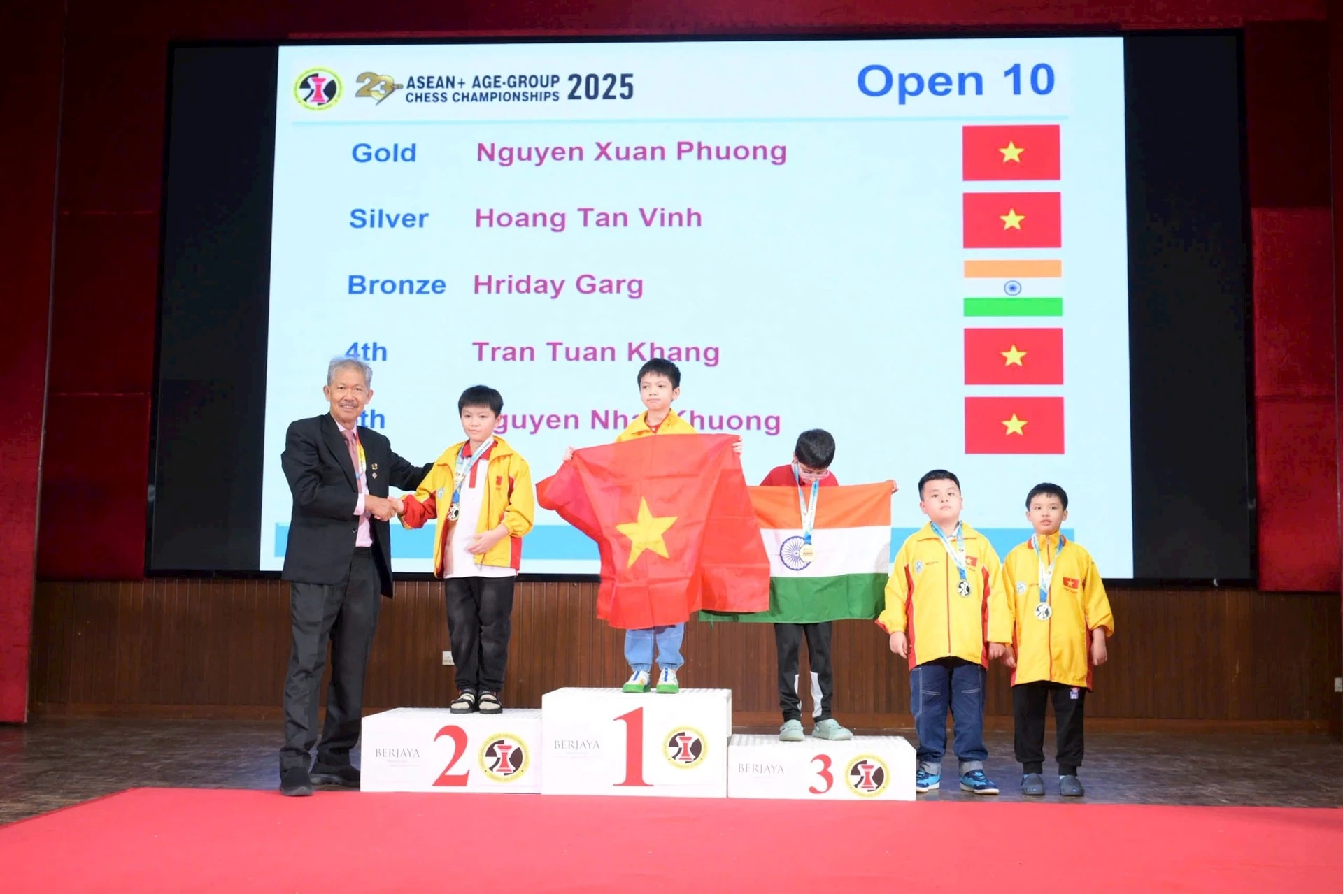 Kỳ thủ Phạm Xuân An (thứ hai từ trái sang) nhận HCV nội dung cờ tiêu chuẩn tại giải.