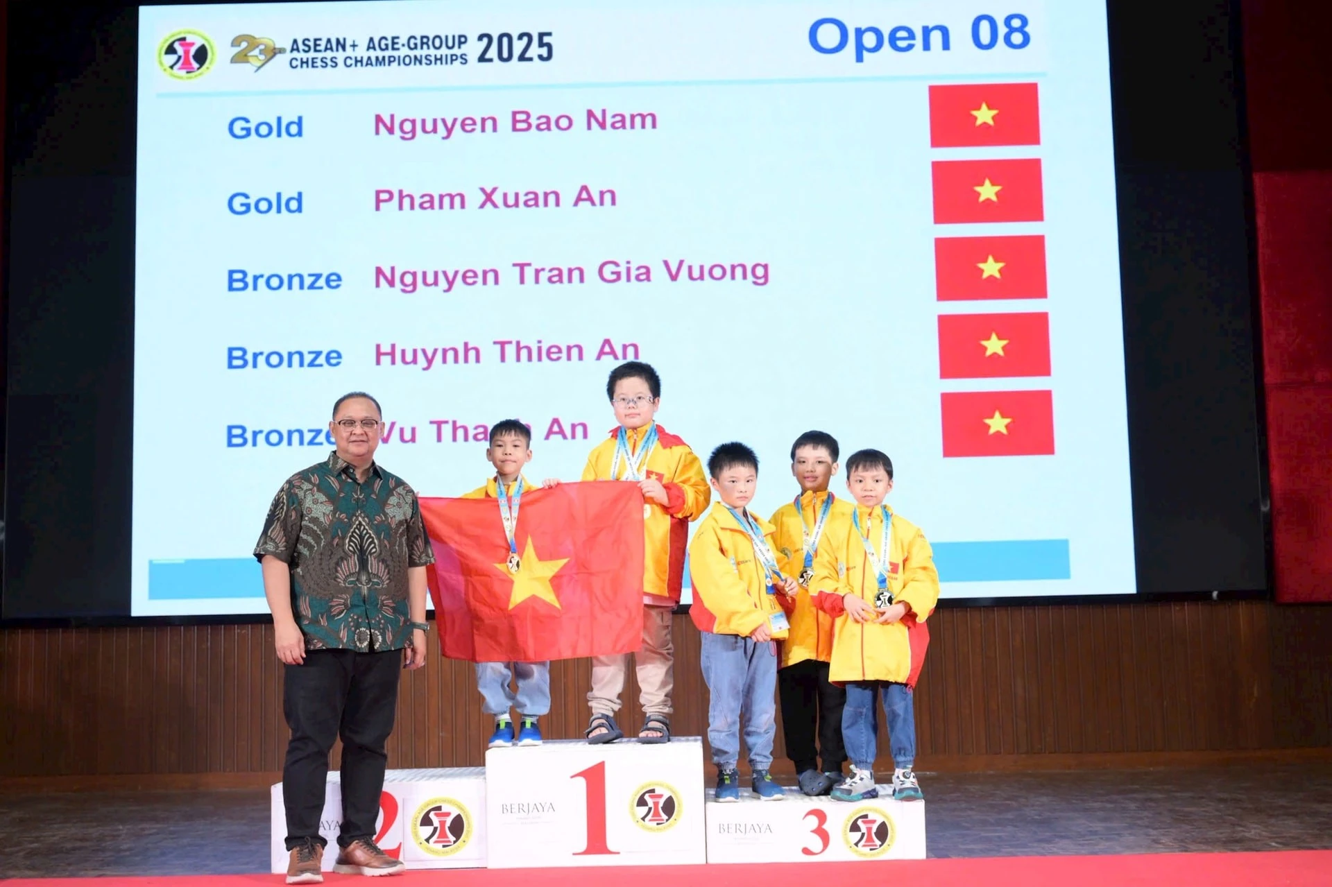 Kỳ thủ Nguyễn Xuân Phương nhận HCV nội dung cờ tiêu chuẩn tại giải.