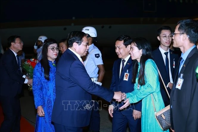 Cán bộ, nhân viên Đại sứ quán đón Thủ tướng Phạm Minh Chính và Phu nhân Lê Thị Bích Trân tại sân bay quân sự Galeao, Rio de Janeiro (Brazil).